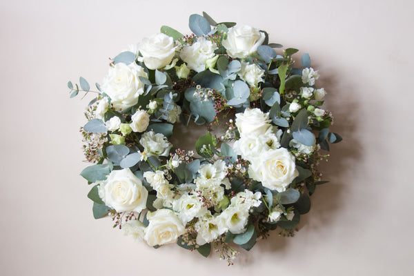 Rose and ammi flowers Edinburgh florist natural funeral wreath for delivery in Edinburgh